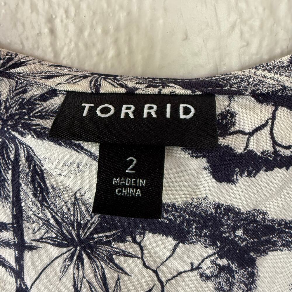 Torrid challis henley pocket sleeveless tank in a jungle toile print Size 2 - Picture 2 of 9